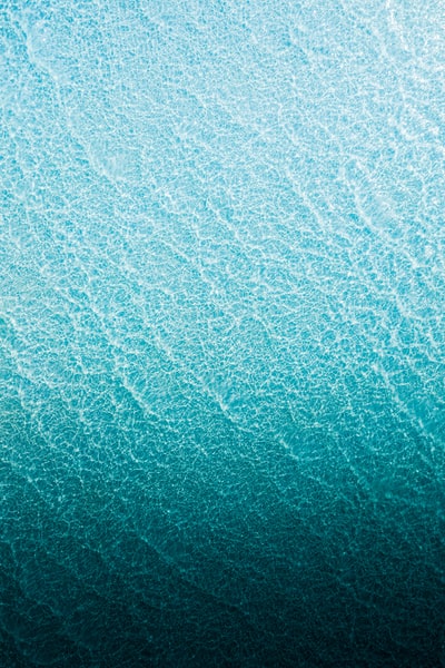 白天的蓝色水体
